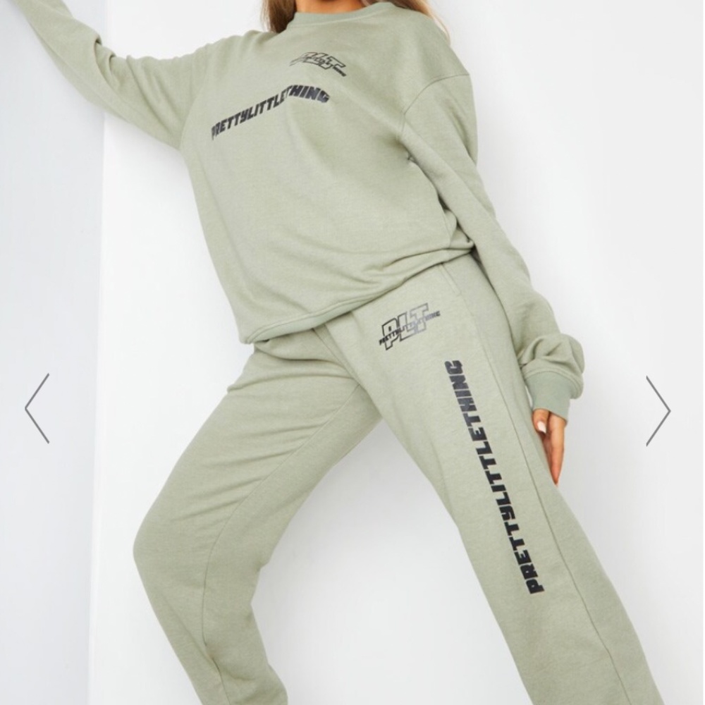 PRETTYLITTLETHING SAGE GREEN SLOGAN JOGGERS